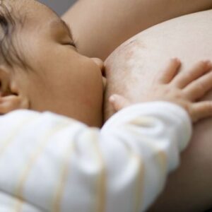 Majka s većim dojkama doji bebu uz pravilnu podršku dojke i položaj tijela